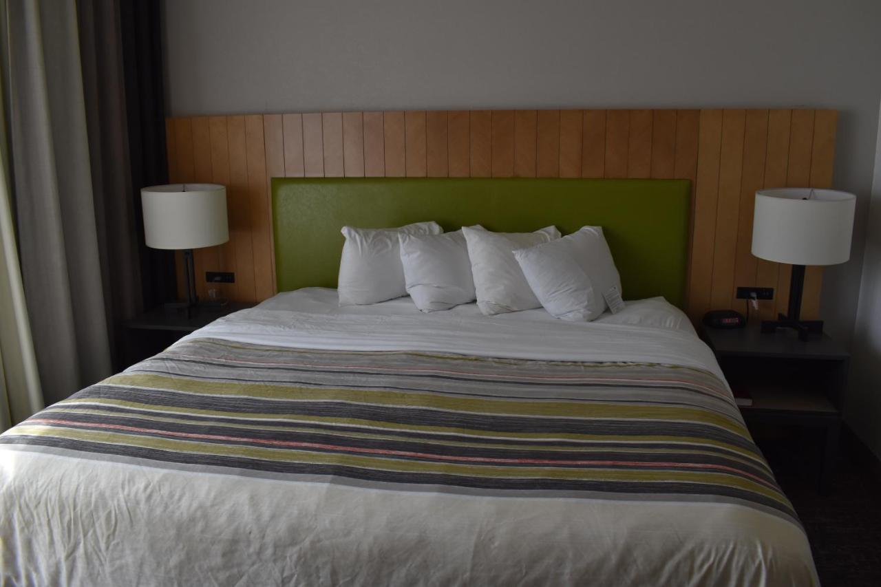 Country & By Radisson, Hagerstown, Md 2*